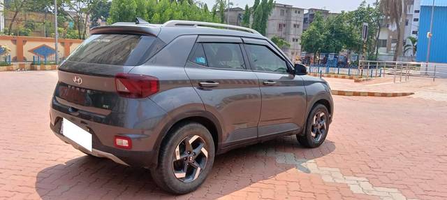 https://images10.gaadi.com/usedcar_image/4533799/original/processed_486bd2789ea01add25a4bb3d72fa0801.jpg?imwidth=6402
