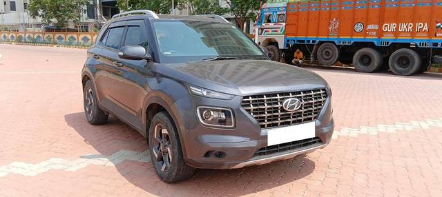 https://images10.gaadi.com/usedcar_image/4533799/original/processed_ae0b045f9a0c28b074a071d2cda0e33b.jpg?imwidth=6400
