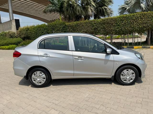 https://images10.gaadi.com/usedcar_image/4533896/original/ba4f158e69a310f54f6c83a2f2e77137.jpg?imwidth=6401