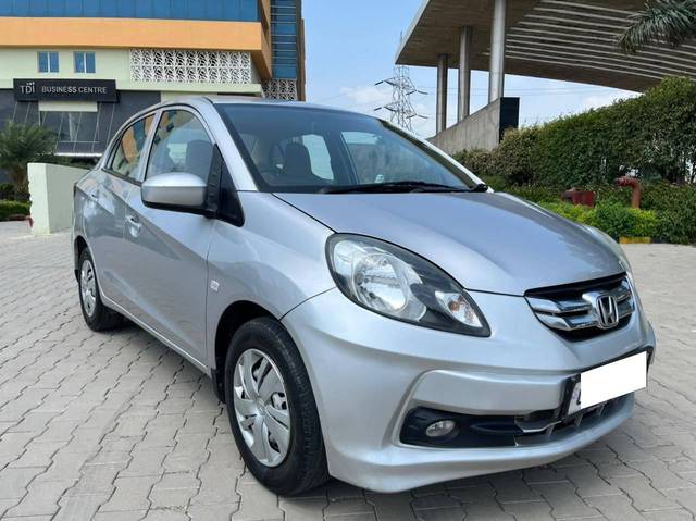 https://images10.gaadi.com/usedcar_image/4533896/original/processed_92ac51ceae7d22b8e3ffbbe0414c3082.jpg?imwidth=6400