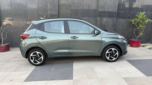 https://images10.gaadi.com/usedcar_image/4533906/original/processed_8555209eaada6cd6f8cb5bf1dc195d9b.jpg?imwidth=6401