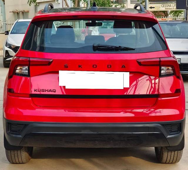 https://images10.gaadi.com/usedcar_image/4533908/original/processed_b48a5308eb244a0e0bc5eb8f91a7f187.jpg?imwidth=6402