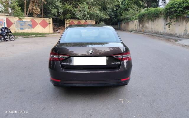 https://images10.gaadi.com/usedcar_image/4533973/original/processed_28d7932e-08fe-4d38-a9f1-24cbc838fb8f.jpg?imwidth=6402