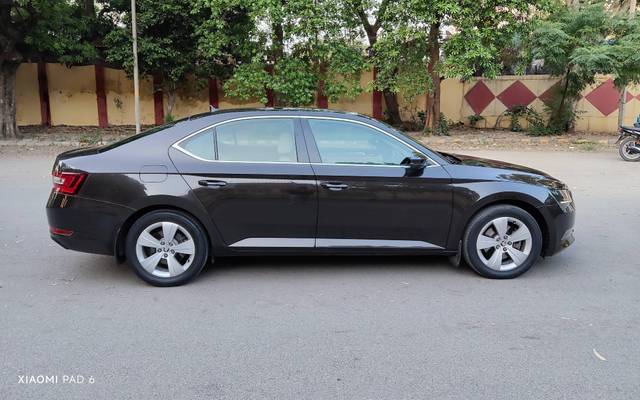 https://images10.gaadi.com/usedcar_image/4533973/original/processed_5c8b96e9-d9c7-464c-bab6-ef61657ac641.jpg?imwidth=6401