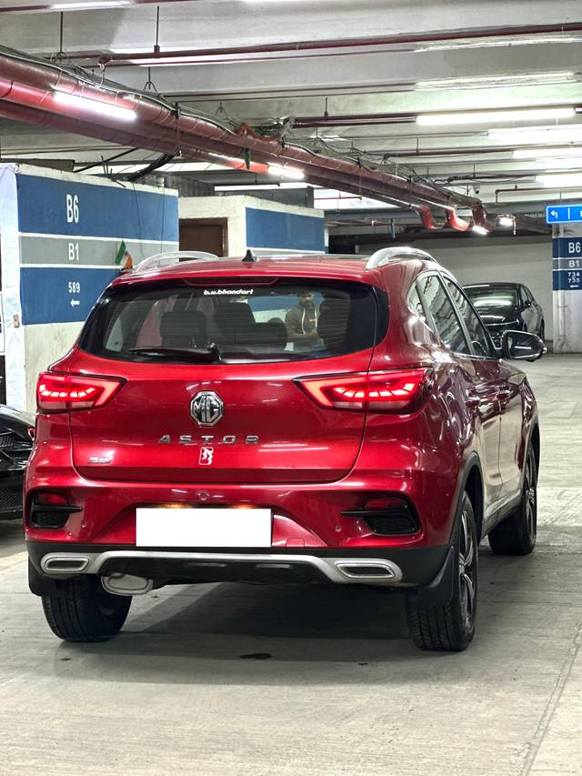 https://images10.gaadi.com/usedcar_image/4534050/original/processed_01b735910489cb76f966fc4a378939d9.jpg?imwidth=6401
