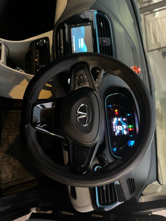 https://images10.gaadi.com/usedcar_image/4534055/original/d4bac64e20bcc0aa79b23a51eb2865ce.jpg?imwidth=6401