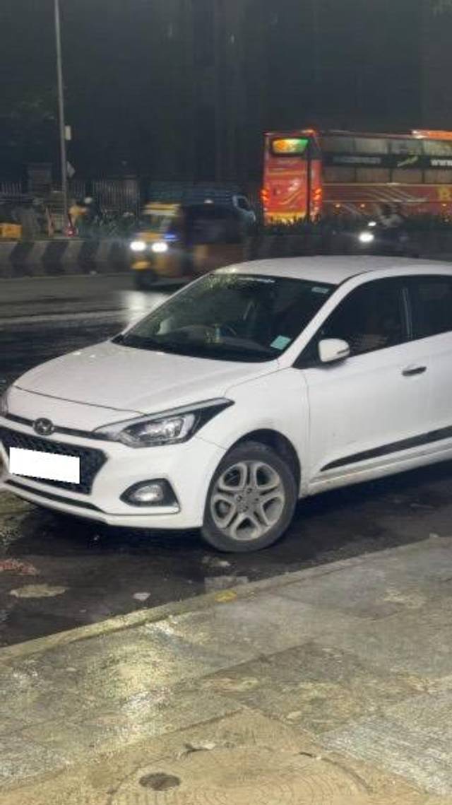 https://images10.gaadi.com/usedcar_image/4534182/original/processed_a47fdc66-c0a7-4eee-819a-19cedbac0b83.jpeg?imwidth=6400
