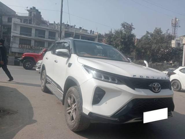 https://images10.gaadi.com/usedcar_image/4534183/original/processed_33e4a46c-b1e5-492e-b734-432402fc4620.jpg?imwidth=6400