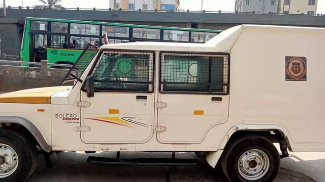 https://images10.gaadi.com/usedcar_image/4534200/original/processed_ec1881295f5eac0cb8b194f25ebdbf84.jpg?imwidth=6402