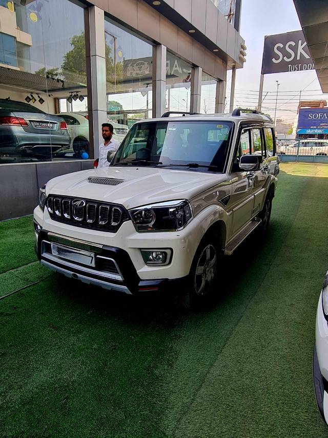https://images10.gaadi.com/usedcar_image/4534224/original/processed_f250fad31b506555eecf622072fb746e.jpg?imwidth=6401