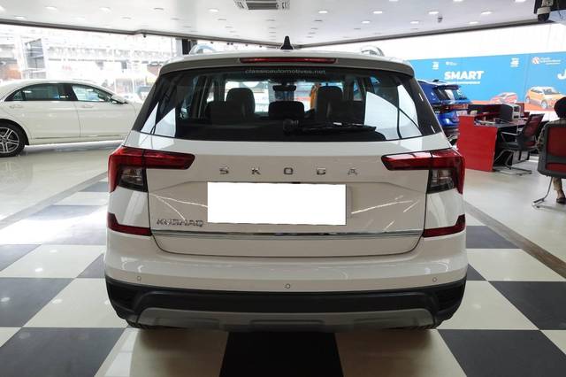 https://images10.gaadi.com/usedcar_image/4534272/original/processed_e1cfa63c3fb675950d9d79fc07ff7265.jpg?imwidth=6402