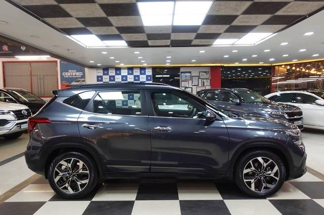 https://images10.gaadi.com/usedcar_image/4534282/original/processed_d23bca5b65406b652fbf0b3324af0b03.jpg?imwidth=6401