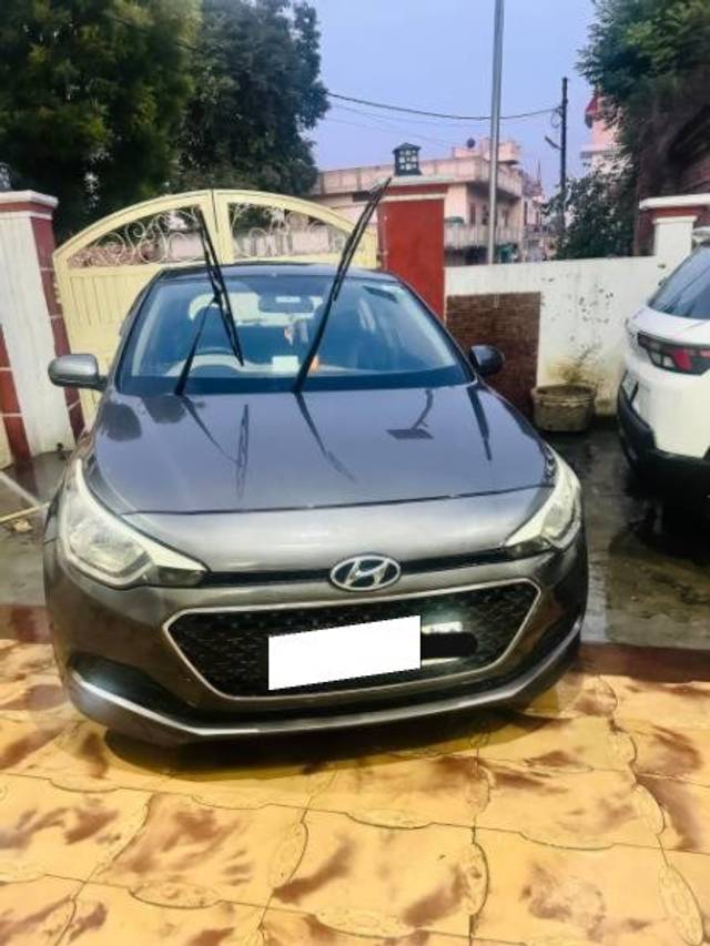 https://images10.gaadi.com/usedcar_image/4534303/original/processed_e17fba17-f4c7-4d24-9894-128588e4626d.jpg?imwidth=6400