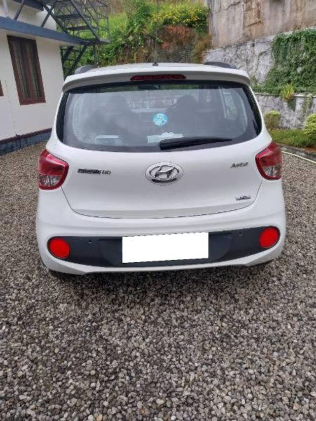 https://images10.gaadi.com/usedcar_image/4534320/original/processed_5bfd3475-785e-4762-a9e7-87c7c031d964.jpg?imwidth=6401