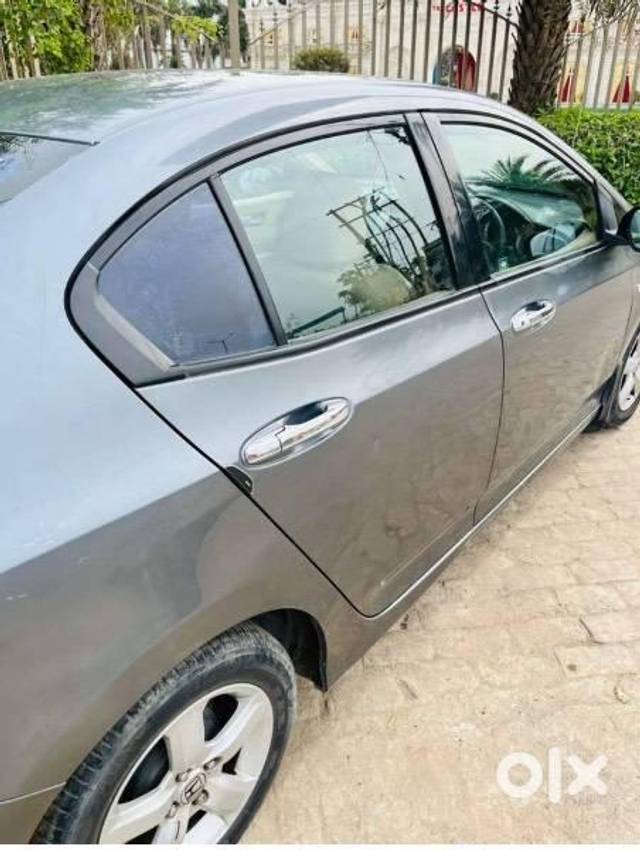 https://images10.gaadi.com/usedcar_image/4534534/original/processed_f316c38f-e864-459e-9ee6-691b4e6a2468.jpeg?imwidth=6402