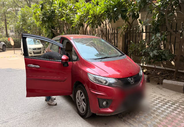 https://images10.gaadi.com/usedcar_image/4534631/original/68d21cd6-9677-43c0-8f7e-8b2437830e65.?imwidth=6400