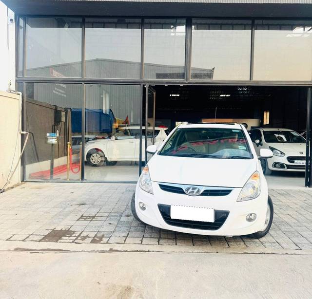 https://images10.gaadi.com/usedcar_image/4534686/original/processed_56efade834d6993c3e12c69f149636ca.jpg?imwidth=6402