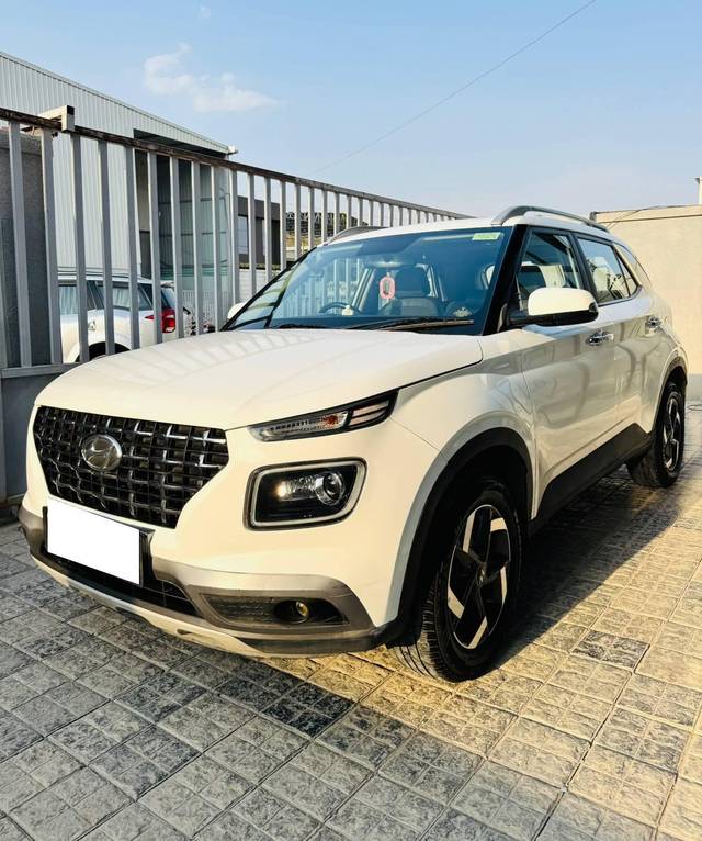 https://images10.gaadi.com/usedcar_image/4534705/original/processed_1a6e727192e07a492ae3fc4edced9deb.jpg?imwidth=6402