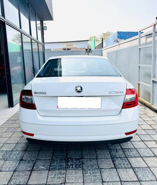 https://images10.gaadi.com/usedcar_image/4534736/original/processed_1668157ec7bb8de3668d793b0c63d3cd.jpg?imwidth=6401