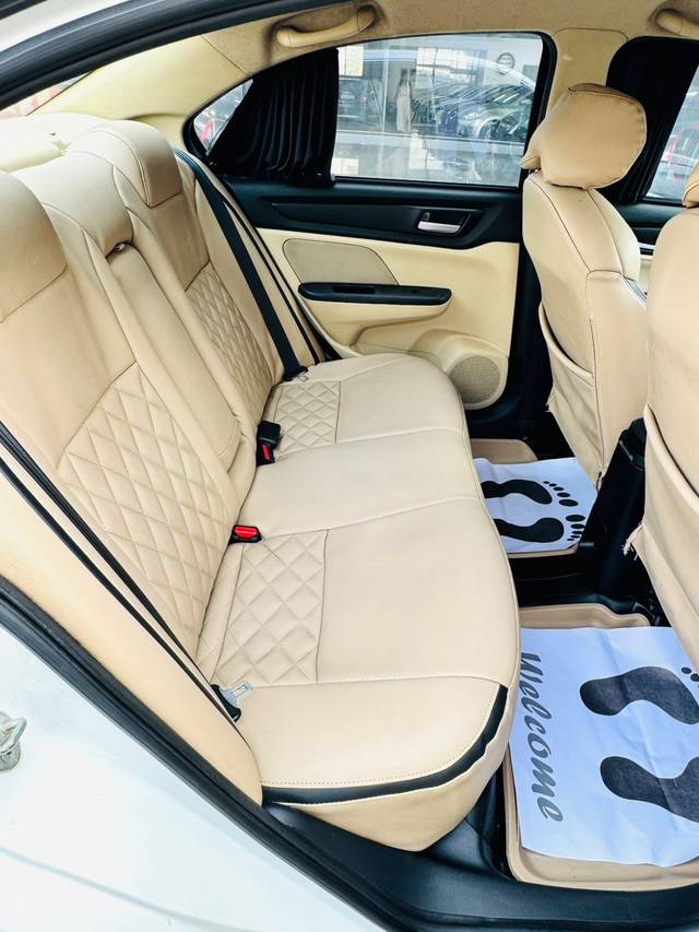 https://images10.gaadi.com/usedcar_image/4534738/original/338320c59fe84bd15410819374e2384d.jpg?imwidth=6402