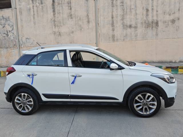 https://images10.gaadi.com/usedcar_image/4534747/original/e49f7afd35c29ac81b1d299c3c411dc9.jpg?imwidth=6401
