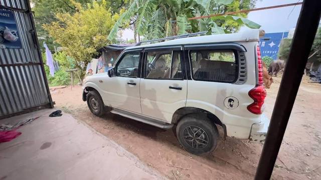 https://images10.gaadi.com/usedcar_image/4534941/original/processed_95e03ef3-757c-4455-8b35-4e85cfed2a4a.jpg?imwidth=6400
