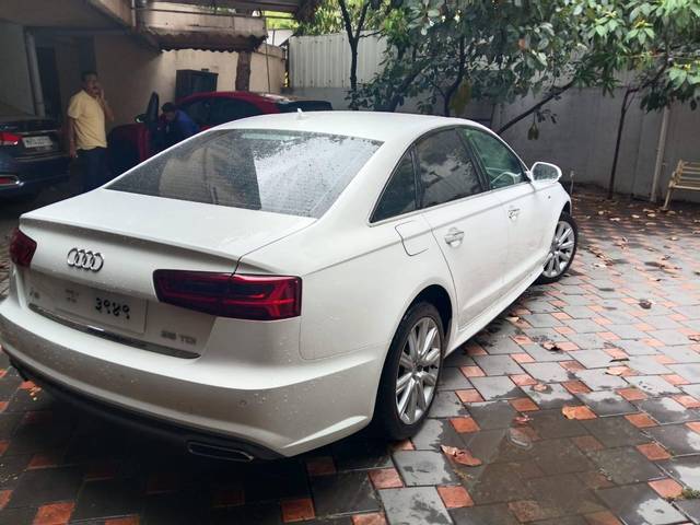 https://images10.gaadi.com/usedcar_image/4534949/original/processed_6b2afd0133e9e8d32d7284e4f5d0a947.jpeg?imwidth=6402