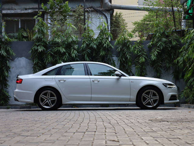 https://images10.gaadi.com/usedcar_image/4534960/original/f34146cc45d166552fdfba3980a0f820.jpg?imwidth=6401