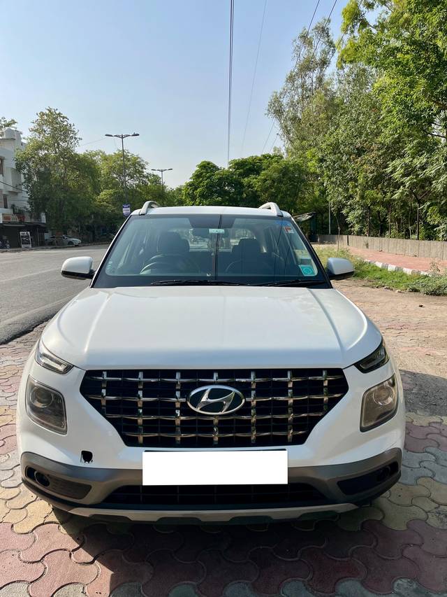 https://images10.gaadi.com/usedcar_image/4534963/original/processed_31f35814865e2ebbe6eda5fc70314df9.jpg?imwidth=6400
