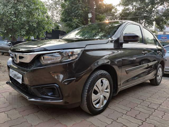 https://images10.gaadi.com/usedcar_image/4535077/original/processed_f505c270cae61e3618848ccfabbc0de6.jpeg?imwidth=6402