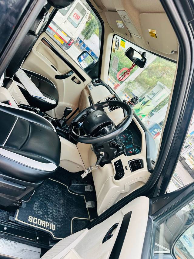 https://images10.gaadi.com/usedcar_image/4535128/original/a224c0ba1e53cd56f43b7ad76213c899.jpg?imwidth=6402