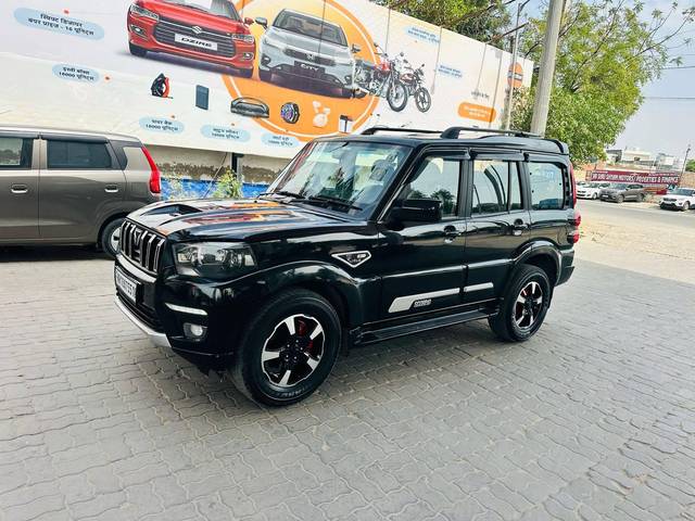 https://images10.gaadi.com/usedcar_image/4535128/original/processed_b0c1e324c6fd0259a361e302bf2acc07.jpg?imwidth=6401