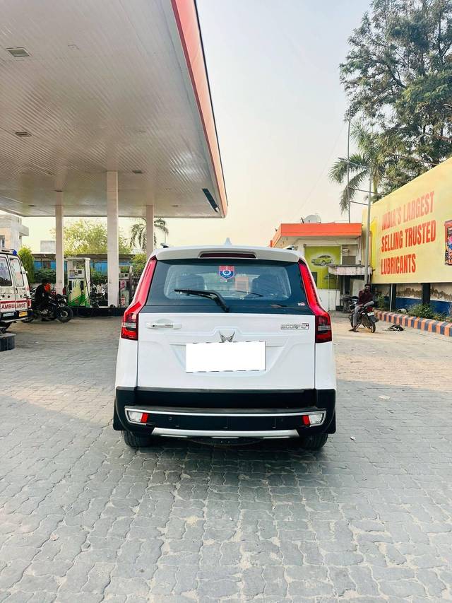 https://images10.gaadi.com/usedcar_image/4535133/original/processed_92b12b6bc9b71fca919d37553e8b37b1.jpg?imwidth=6401