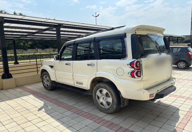 https://images10.gaadi.com/usedcar_image/4535215/original/b6a027c0-338a-478c-9e61-ed4ae090d909.?imwidth=6400