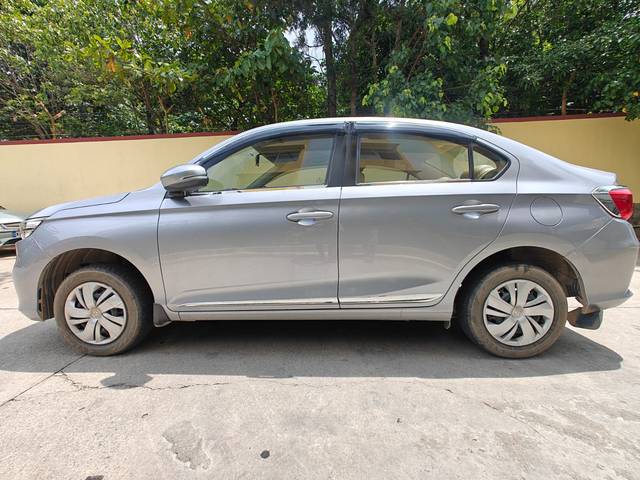 https://images10.gaadi.com/usedcar_image/4535239/original/8ef177edccf0b3d7d4b148eb86f1dea5.jpg?imwidth=6402
