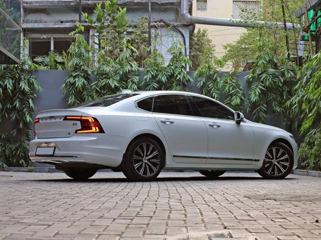 https://images10.gaadi.com/usedcar_image/4535335/original/processed_853bbe8ff69a4132e8789531e990d95f.jpg?imwidth=6402