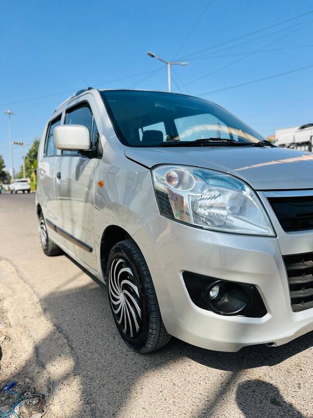 https://images10.gaadi.com/usedcar_image/4535364/original/caf1c0a3a77419566b4fd0d405f6ce51.jpg?imwidth=6400