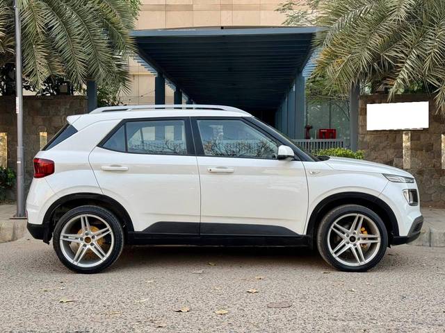 https://images10.gaadi.com/usedcar_image/4535454/original/processed_44103c7b44bea48bb408a830f1ea575d.jpg?imwidth=6401