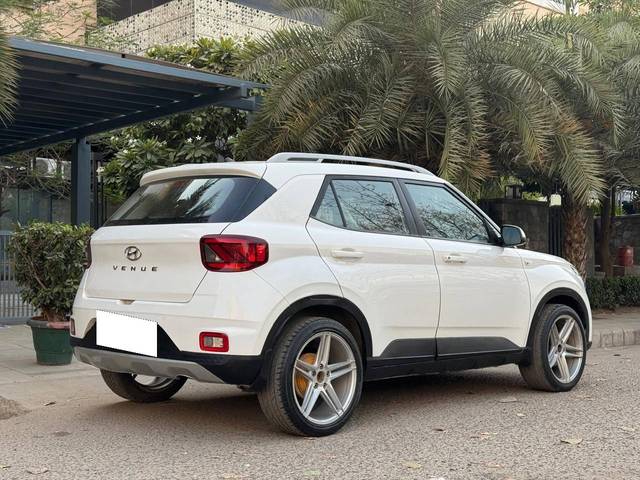 https://images10.gaadi.com/usedcar_image/4535454/original/processed_7083dd9347dfc2b3c6b2de93685af330.jpg?imwidth=6402