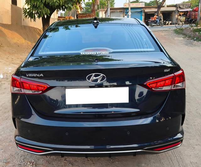 https://images10.gaadi.com/usedcar_image/4535520/original/processed_9d8861be35844cd768ff0d5772e900b1.jpg?imwidth=6402