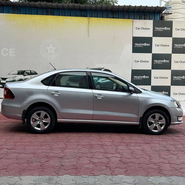 https://images10.gaadi.com/usedcar_image/4535532/original/processed_fe24fea7e0b3efdb962ea1090ff795a3.jpg?imwidth=6401