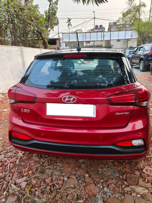 https://images10.gaadi.com/usedcar_image/4535545/original/processed_5e5f15b13a6c2fdd6b4e44bf346da48c.jpg?imwidth=6402