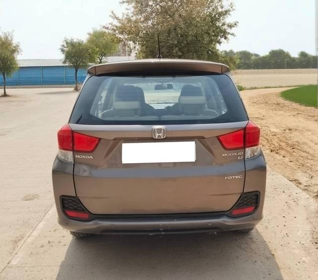 https://images10.gaadi.com/usedcar_image/4535714/original/processed_424f9a1a648405ee1421782a8937a125.jpg?imwidth=6402