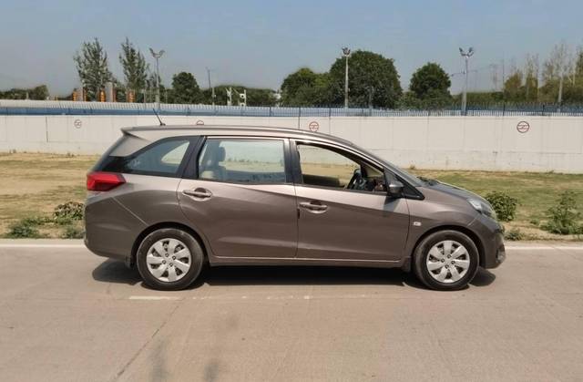 https://images10.gaadi.com/usedcar_image/4535714/original/processed_58b24ff1cc1079876363a2aea3bc1392.jpg?imwidth=6401