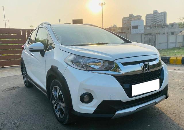 https://images10.gaadi.com/usedcar_image/4535867/original/processed_b2e15e57bc19b38921f262e6d5e9b1b0.jpg?imwidth=6400