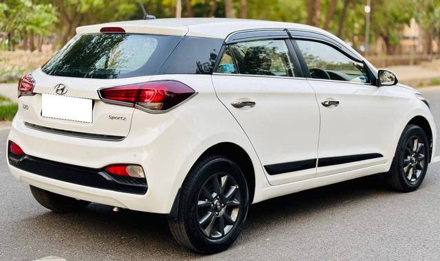 https://images10.gaadi.com/usedcar_image/4535871/original/processed_829c493ef2c28ac7821a92f04ebcbcc9.jpg?imwidth=6402