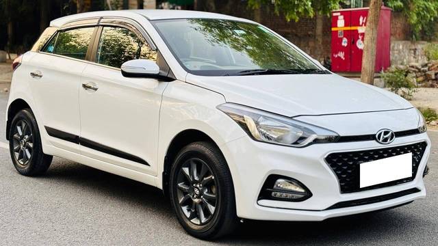 https://images10.gaadi.com/usedcar_image/4535871/original/processed_d30230f0e7ad2787c412a5aa500e68dd.jpg?imwidth=6400