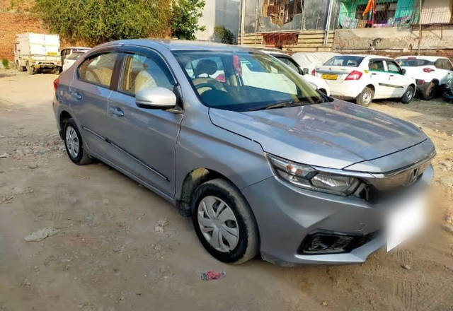 https://images10.gaadi.com/usedcar_image/4535987/original/d32743cd-e598-424e-b90c-34ff122165bf.?imwidth=6400