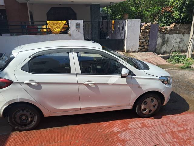https://images10.gaadi.com/usedcar_image/4536007/original/b9f8e9ab-2162-4b60-bace-048352f99978.jpg?imwidth=6400