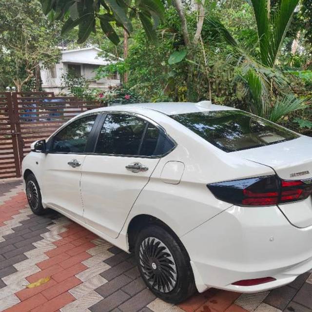 https://images10.gaadi.com/usedcar_image/4536127/original/processed_8c272faa-89e5-4134-93d1-ec67289cec06.jpg?imwidth=6402